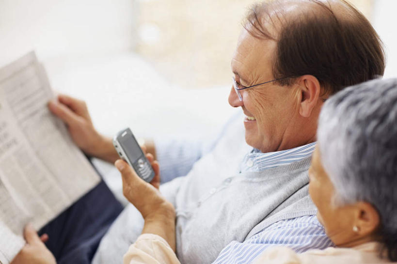 西方人,老年人,两个人,家庭,夫妻,坐,笑,打电话,微笑,露齿笑,横图,俯视,室内,白天,爱情,阅读,报纸,电话,手机,欧洲,欧洲人,握,学习,阴影,朦胧,模糊,反射,眼镜,影子,浪漫,拿,拿着,注视,通讯设备,观察,看,温暖,温馨,一家人,恩爱,浏览,握着,恋人,观看,老花镜,和睦,察看,关注,远视眼镜,交流,老年男性,老年女性,男人,男性,女人,女性,白种人,夫妇,情侣,沟通,通话,坐着,半身,彩图,高角度拍摄,伴侣,融洽