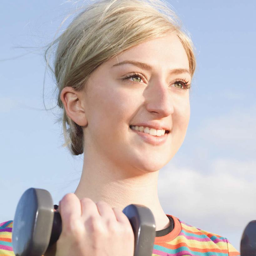 西方人,脸,头,脸颊,手,头发,一个人,站,举,笑,微笑,露齿笑,方图,室外,特写,白天,仰视,锻炼,旅游,度假,运动,哑铃,欧洲,欧洲人,仅一个年轻女性,仅一个女性,仅一个人,握,阴影,服装,光线,影子,云,云朵,拿,云彩,拿着,注视,休闲装,娱乐,运动器械,肩膀,衣服,蓝色,白云,蓝天,天空,阳光,天,观察,看,托,站着,享受,休闲,手部,休闲服,金色,健身器械,放松,握着,服饰,晴朗,观看,单手,盘发,察看,关注,室外运动,健身器材,户外运动,年轻女性,女人,女性,白种人,头部,长发,脸部,脸蛋,面部,晴空,举起,举手,举着,向上举,向上伸,向上托,站立,半身,彩图,低角度拍摄,健身,运动器材