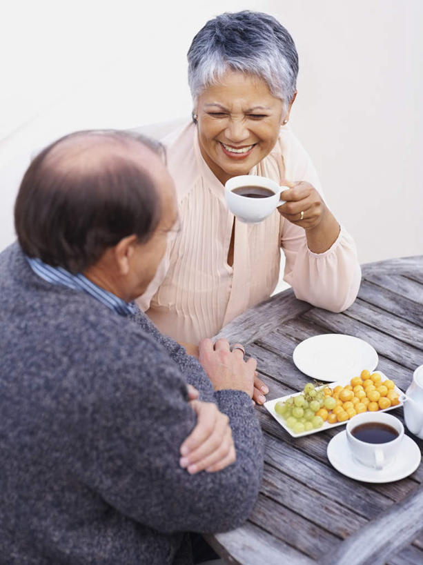 咖啡,西方人,老年人,两个人,家庭,夫妻,坐,举,笑,微笑,露齿笑,竖图,俯视,室内,白天,爱情,幸福,餐桌,桌子,杯子,餐具,欧洲,欧洲人,握,阴影,服装,反射,瓷器,碟子,盘,影子,墙,咖啡杯,陶瓷制品,浪漫,拿,拿着,注视,休闲装,娱乐,墙壁,墙面,饮料,衣服,白色,灰色,盘子,碟,观察,看,托,享受,休闲,温暖,温馨,一家人,休闲服,恩爱,放松,乐趣,握着,恋人,服饰,餐台,观看,和睦,察看,提神,舒适,关注,瓷杯,醒脑,软饮料,老年男性,老年女性,男人,男性,女人,女性,白种人,夫妇,情侣,举起,举手,举着,向上举,向上伸,向上托,坐着,半身,彩图,高角度拍摄,伴侣,融洽