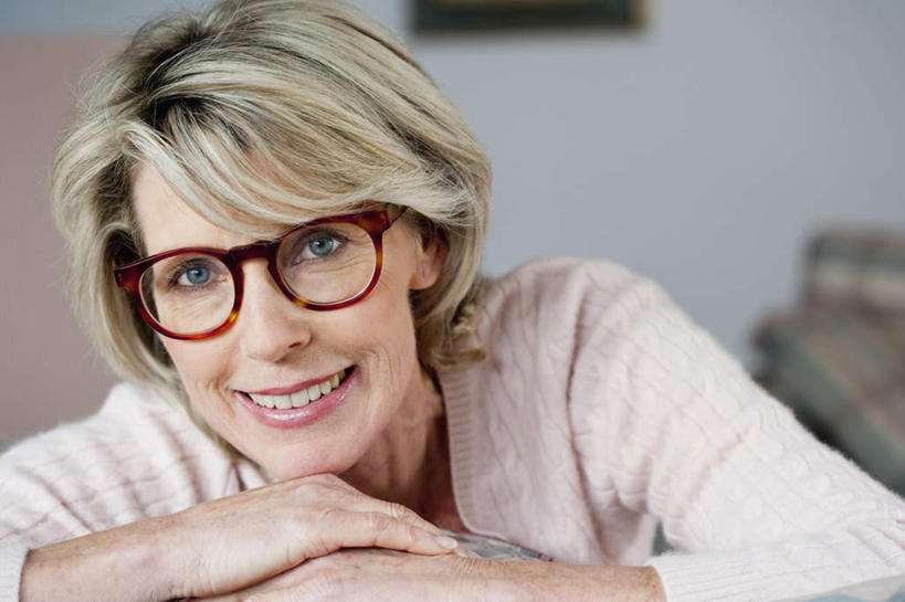 西方人,脸,头,脸颊,手,头发,一个人,坐,笑,微笑,露齿笑,横图,室内,特写,白天,正面,欧洲,欧洲人,双手,仅一个女性,仅一个人,一副,撑,阴影,服装,朦胧,模糊,反射,眼镜,影子,墙,注视,休闲装,肩膀,墙壁,墙面,衣服,红色,白色,观察,看,趴着,休闲,手部,休闲服,金色,服饰,仅一个老年女性,观看,老花镜,察看,撑着,关注,远视眼镜,老年女性,女人,女性,白种人,头部,卷发,脸部,脸蛋,面部,趴,坐着,半身,彩图,短发