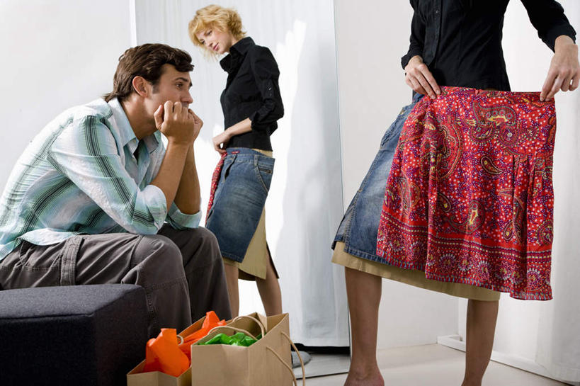 西方人,两个人,商店,站,坐,横图,室内,白天,正面,裙子,爱情,购物,消费,镜子,超市,袋子,欧洲,欧洲人,撑,握,阴影,服装,反射,包装袋,手提袋,影子,墙,购物袋,浪漫,拿,拿着,注视,休闲装,墙壁,墙面,衣服,红色,穿衣镜,观察,看,站着,休闲,温暖,温馨,休闲服,恩爱,握着,金融,更衣间,试衣间,短裙,恋人,百货,服饰,观看,半身裙,镜像,和睦,察看,撑着,镜面,服装店,购买,关注,更衣室,选购,贸易,百货公司,服饰店,光学,血拼,男人,男性,年轻男性,年轻女性,女人,女性,白种人,情侣,站立,坐着,半身,彩图,购物商场,购物中心,商业中心,伴侣,融洽