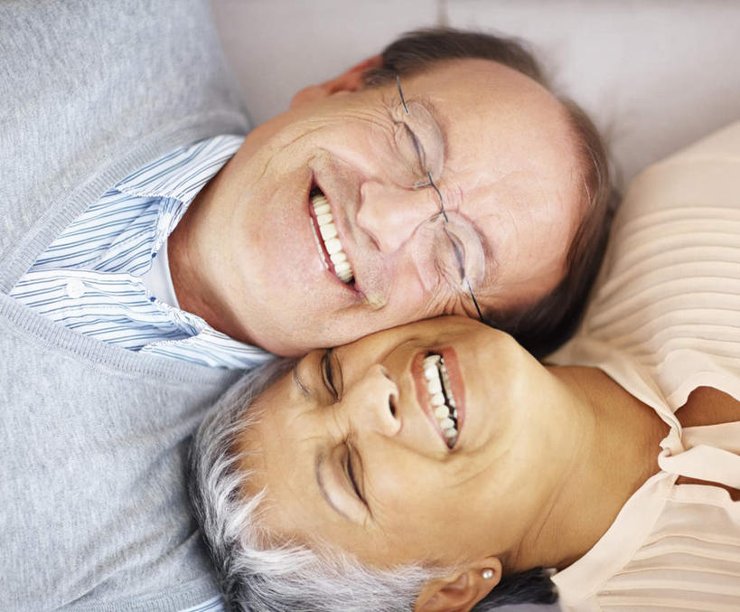 西方人,老年人,脸,头,脸颊,头发,两个人,家庭,夫妻,躺,闭眼,笑,微笑,露齿笑,横图,俯视,室内,特写,白天,爱情,欧洲,欧洲人,阴影,服装,反射,眼镜,影子,浪漫,休闲装,肩膀,衣服,白色,黑色,灰色,休闲,温暖,温馨,一家人,休闲服,恩爱,恋人,服饰,老花镜,和睦,远视眼镜,卧着,老年男性,老年女性,男人,男性,女人,女性,白种人,头部,直发,脸部,脸蛋,面部,夫妇,情侣,闭眼睛,闭着眼,闭着眼睛,躺着,卧,半身,彩图,高角度拍摄,伴侣,融洽,短发