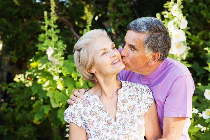 西方人,老年人,两个人,家庭,夫妻,站,抱,吻,横图,室外,白天,正面,爱情,树林,植物,欧洲,欧洲人,阴影,服装,光线,影子,浪漫,注视,休闲装,树,树木,衣服,绿色,紫色,阳光,自然,观察,看,站着,休闲,温暖,温馨,一家人,休闲服,恩爱,恋人,服饰,生长,成长,抱着,观看,和睦,察看,搂着,关注,老年男性,老年女性,男人,男性,女人,女性,白种人,夫妇,情侣,怀抱,搂,搂抱,亲,亲吻,相抱,拥抱,站立,半身,彩图,伴侣,融洽