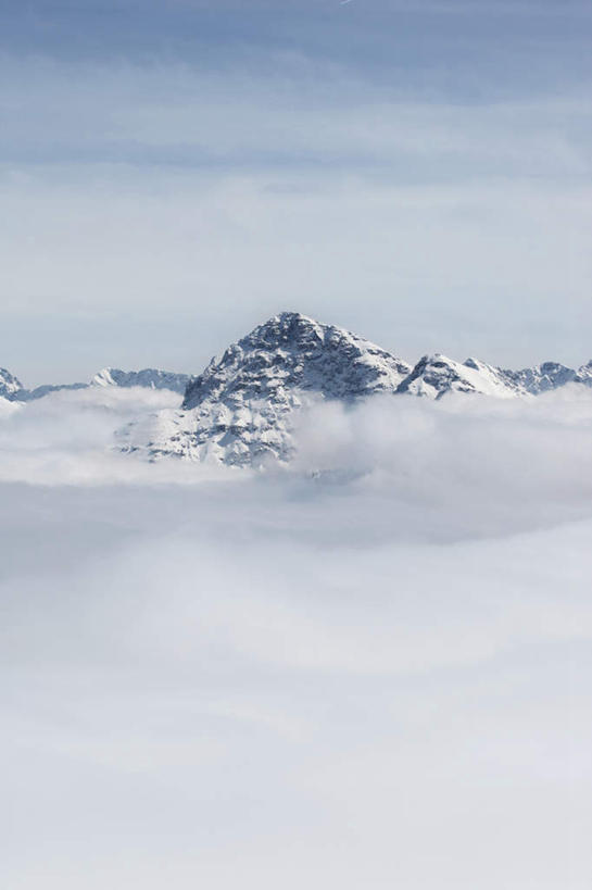 无人,竖图,室外,白天,正面,旅游,度假,美景,山,雪,雪山,雾,大雪,奥地利,欧洲,阴影,朦胧,模糊,光线,影子,冰,积雪,景观,山峰,雪景,云,云朵,冬季,冬天,山峦,云彩,娱乐,蓝色,白云,蓝天,天空,阳光,自然,天,享受,休闲,景色,放松,寒冷,晴朗,迷雾,冰冷,自然风光,中欧,严寒,奥地利共和国,冰凉,酷寒,凛冽,凛凛,极冷,大雾,晴空,彩图
