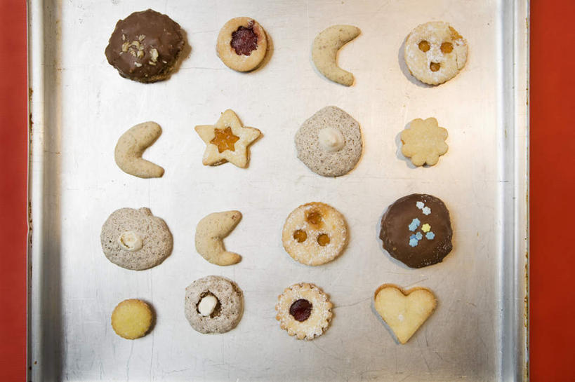 点心,无人,横图,俯视,室内,特写,白天,餐具,金属制品,一排,许多,阴影,整齐,反射,金属,碟子,盘,影子,食品,糖,糖果,甜点,甜品,曲奇,很多,食物,排列,盘子,碟,饼干,甜食,零食,巧克力,朱古力,队列,曲奇饼,曲奇饼干,彩图,高角度拍摄