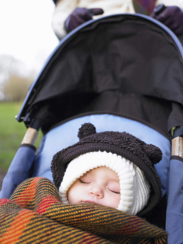 西方人,婴儿,儿童,中年人,两个人,家庭,父亲,走,躺,闭眼,睡,竖图,室外,白天,正面,纯洁,草地,草坪,植物,帽子,纺织品,欧洲,欧洲人,一辆,阴影,朦胧,模糊,装饰,光线,毛毯,毯子,影子,云,云朵,云彩,车,婴儿车,草,树,树木,纺织,小孩,蓝色,绿色,白云,蓝天,天空,阳光,自然,垫子,天,温暖,温馨,一家人,父爱,可爱,童年,童趣,活泼,生长,晴朗,成长,华丽,修饰,点缀,和睦,载具,宝宝,童真,纯真,烂漫,无邪,衬托,美观,雅致,雅观,一顶,编织帽,宝宝车,婴儿手推车,婴儿推车,卧着,伶俐,天真,男人,男性,中年男性,白种人,孩子,晴空,闭眼睛,闭着眼,闭着眼睛,步行,困,困觉,寝息,散步,睡觉,躺着,卧,走路,半身,彩图,融洽