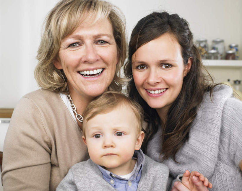 西方人,婴儿,儿童,老年人,三个人,母亲,儿子,祖母,三代同堂,坐,握手,笑,微笑,露齿笑,横图,室内,白天,正面,纯洁,项链,欧洲,欧洲人,服装,墙,置物架,注视,休闲装,祖孙三代,架子,墙壁,墙面,装饰品,小孩,衣服,饰品,首饰,观察,看,靠,靠着,休闲,温暖,温馨,母子,休闲服,可爱,母爱,童年,童趣,服饰,奶奶,观看,祖孙,和睦,察看,关注,宝宝,陈列架,童真,烂漫,无邪,外婆,外祖母,外孙子,搁架,天真,老年女性,年轻女性,女人,女性,白种人,孩子,年轻人,全家福,孙子,搀手,拉手,手搀手,手拉手,手牵手,手握手,坐着,半身,彩图,融洽,多代同堂,妈妈