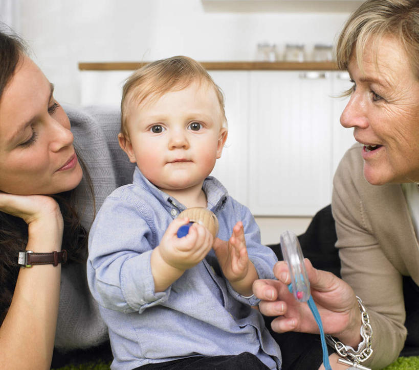 西方人,婴儿,儿童,老年人,三个人,母亲,儿子,祖母,三代同堂,坐,躺,笑,微笑,露齿笑,横图,室内,白天,正面,游戏,纯洁,玩具,项链,欧洲,欧洲人,一条,撑,握,服装,时间,时钟,手表,墙,拿,玩,计时,置物架,拿着,扭头,托腮,注视,休闲装,娱乐,祖孙三代,架子,墙壁,墙面,装饰品,小孩,衣服,饰品,首饰,钟表,观察,看,托,转头,休闲,温暖,温馨,母子,休闲服,表,可爱,母爱,童年,童趣,益智,握着,服饰,奶奶,观看,活动,祖孙,腕表,和睦,察看,撑着,发泄,关注,消遣,智力,托下巴,宝宝,陈列架,童真,烂漫,无邪,外婆,外祖母,外孙子,宣泄,搁架,卧着,天真,老年女性,年轻女性,女人,女性,白种人,孩子,年轻人,全家福,孙子,钟,躺着,玩耍,卧,嬉戏,坐着,半身,彩图,融洽,多代同堂,妈妈