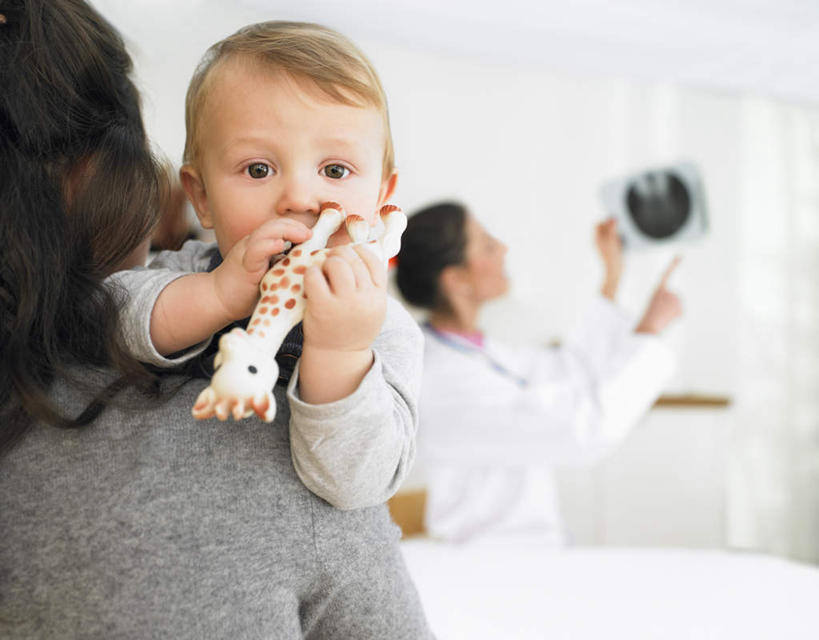 西方人,婴儿,儿童,中年人,背部,三个人,家庭,母亲,医生,病人,医院,站,举,抱,横图,x光片,室内,白天,正面,工作服,制服,游戏,纯洁,桌面,桌子,哺乳动物,长颈鹿,野生动物,玩具,欧洲,欧洲人,握,咬,服装,朦胧,模糊,辐射,科学,医学,木制,墙,拿,玩,拿着,注视,休闲装,娱乐,墙壁,墙面,一个,小孩,衣服,白色,动物,木制品,听诊器,观察,看,托,站着,医护人员,医疗人员,休闲,温暖,温馨,一家人,休闲服,可爱,母爱,童年,童趣,益智,握着,服饰,活泼,单个,抱着,观看,活动,咬着,和睦,察看,医疗,医疗设备,科学技术,x射线,搂着,白大褂,发泄,关注,消遣,智力,宝宝,病患,医疗器械,x光,医疗工具,童真,纯真,烂漫,无邪,医疗机构,宣泄,母婴,工作制服,检测工具,伶俐,天真,女人,女性,中年女性,白种人,孩子,大夫,患者,就医者,举起,举手,举着,搂,搂抱,玩耍,嬉戏,向上举,向上伸,向上托,站立,半身,彩图,工作套服,病院,诊所,融洽,电磁波,电磁辐射