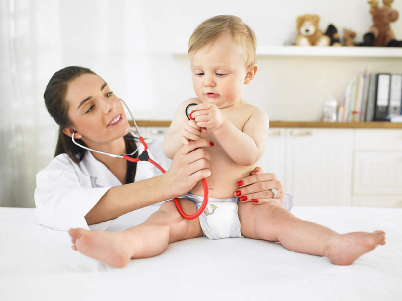 西方人,婴儿,儿童,两个人,医生,病人,医院,坐,蹲,抱,笑,微笑,露齿笑,横图,室内,白天,正面,工作服,制服,游戏,纯洁,床,玩具,欧洲,欧洲人,握,墙,床单,拿,玩,置物架,拿着,注视,娱乐,被子,裸露,架子,墙壁,墙面,一个,小孩,白色,病床,听诊器,低头,观察,看,医护人员,医疗人员,休闲,可爱,益智,握着,活泼,单个,抱着,观看,张开双腿,活动,察看,医疗设备,被单,搂着,白大褂,发泄,关注,消遣,智力,宝宝,病患,裸,医疗器械,陈列架,医疗工具,纯真,烂漫,无邪,医疗机构,宣泄,垂头,工作制服,搁架,展开双腿,检测工具,伶俐,天真,女人,女性,中年女性,白种人,孩子,大夫,患者,就医者,蹲着,搂,搂抱,玩耍,嬉戏,坐着,半身,彩图,工作套服,病院,诊所,护理床,医疗床,伸展双腿