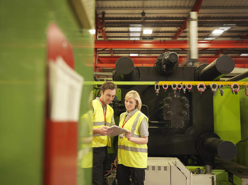 西方人,两个人,伙伴,朋友,工厂,站,横图,室内,白天,正面,工作服,制服,友谊,合作,团队,机器,照明,欧洲,欧洲人,握,朦胧,模糊,材料,档案,文件,墙,灯光,拿,拿着,注视,顶灯,墙壁,墙面,灯,资料,灯具,低头,观察,看,站着,机械,战略,握着,观看,照亮,察看,照明设备,关注,文档,联合,合谋,垂头,工作制服,配合,协作,男人,男性,女人,女性,中年男性,中年女性,白种人,站立,半身,彩图,工作套服,工地,制造厂,安全服,反光背心,反光服,反光衣