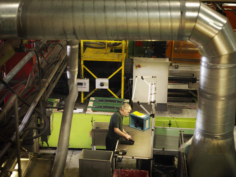 西方人,一个人,工厂,站,横图,俯视,室内,白天,工作服,制服,机器,照明,欧洲人,仅一个男性,仅一个人,仅一个中年男性,朦胧,模糊,材料,档案,文件,墙,灯光,注视,顶灯,墙壁,墙面,灯,资料,灯具,低头,观察,看,站着,机械,观看,照亮,察看,照明设备,关注,文档,垂头,工作制服,男人,男性,中年男性,白种人,站立,彩图,高角度拍摄,全身,工作套服,工地,制造厂