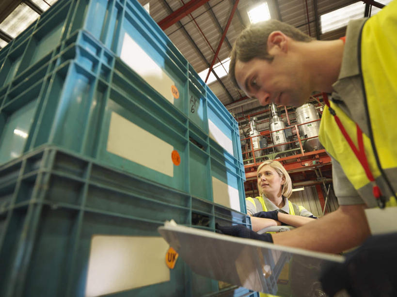 西方人,两个人,伙伴,朋友,工厂,站,笑,微笑,露齿笑,横图,室内,白天,仰视,工作服,制服,友谊,合作,团队,机器,照明,欧洲,欧洲人,一排,许多,握,朦胧,模糊,整齐,笔,材料,档案,文件,塑料,墙,灯光,办公用品,很多,拿,拿着,注视,顶灯,水笔,墙壁,墙面,灯,盒子,文具,排列,容器,塑料制品,学习用品,资料,灯具,低头,观察,看,站着,机械,战略,握着,观看,储藏,堆,文具用品,照亮,察看,照明设备,储存,队列,关注,文档,联合,合谋,垂头,工作制服,配合,协作,男人,男性,女人,女性,中年男性,中年女性,白种人,站立,半身,彩图,低角度拍摄,工作套服,工地,制造厂,贮存