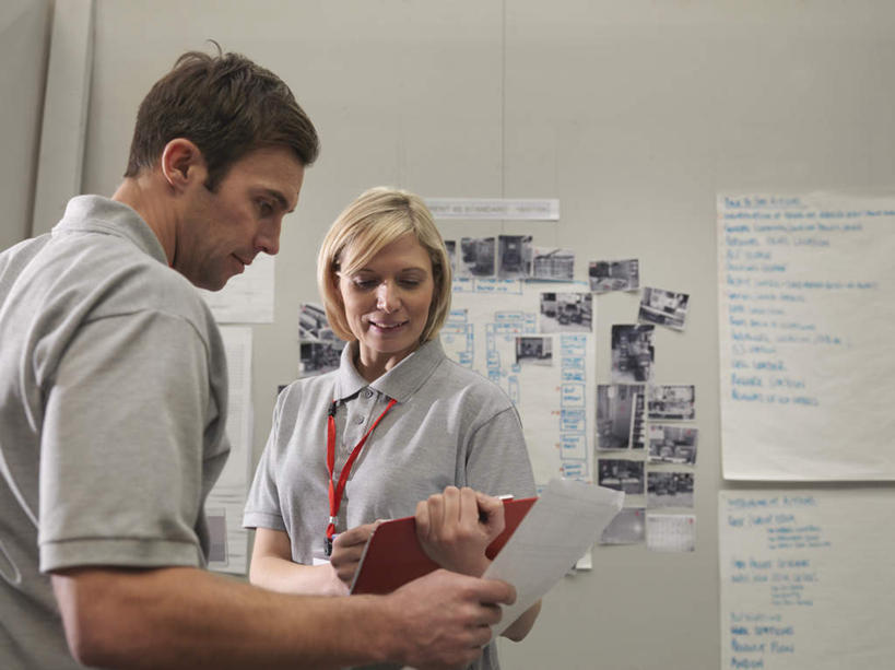 西方人,背部,两个人,伙伴,朋友,站,横图,室内,白天,正面,友谊,合作,团队,欧洲,欧洲人,握,服装,材料,档案,文件,墙,拿,拿着,扭头,注视,休闲装,标识,吊牌,墙壁,墙面,衣服,胸牌,资料,低头,观察,看,站着,转头,休闲,休闲服,战略,握着,服饰,观看,察看,徽章,关注,文档,身份,胸章,胸卡,联合,合谋,编号牌,雕刻牌,工号牌,胸号牌,胸徽,员工牌,垂头,配合,协作,男人,男性,女人,女性,中年男性,中年女性,白种人,站立,半身,彩图