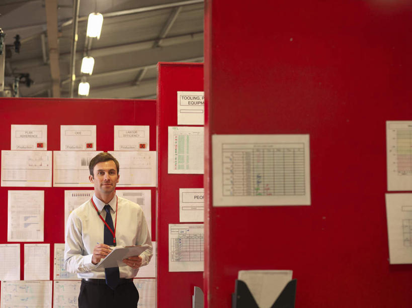 西方人,一个人,商务人士,商务男性,工厂,站,横图,室内,白天,正面,衬衫,照明,欧洲,欧洲人,仅一个男性,仅一个人,仅一个中年男性,握,套装,笔,材料,档案,文件,墙,灯光,办公用品,拿,拿着,注视,标识,吊牌,顶灯,水笔,墙壁,墙面,灯,文具,红色,胸牌,学习用品,资料,灯具,观察,看,站着,握着,观看,文具用品,照亮,察看,徽章,照明设备,关注,文档,商务装,身份,工薪阶层,胸章,胸卡,编号牌,雕刻牌,工号牌,胸号牌,胸徽,员工牌,男人,男性,中年男性,白种人,白领,上班族,站立,半身,彩图,衬衣,工地,制造厂