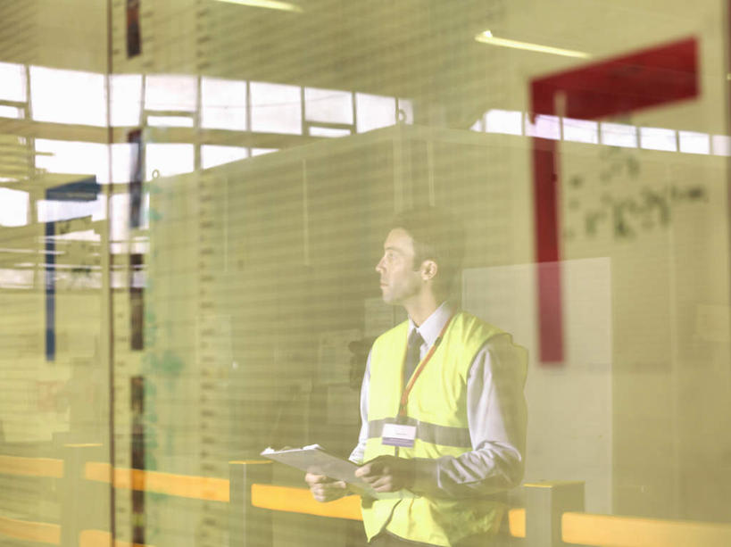 西方人,一个人,工厂,站,横图,室内,白天,正面,工作服,制服,窗户,落地窗,欧洲,欧洲人,仅一个男性,仅一个人,仅一个中年男性,握,朦胧,模糊,材料,档案,文件,墙,拿,拿着,扭头,注视,标识,吊牌,玻璃窗,墙壁,墙面,胸牌,资料,观察,看,站着,转头,握着,观看,察看,徽章,关注,文档,身份,胸章,胸卡,编号牌,雕刻牌,工号牌,胸号牌,胸徽,员工牌,工作制服,男人,男性,中年男性,白种人,站立,半身,彩图,工作套服,工地,制造厂,安全服,反光背心,反光服,反光衣