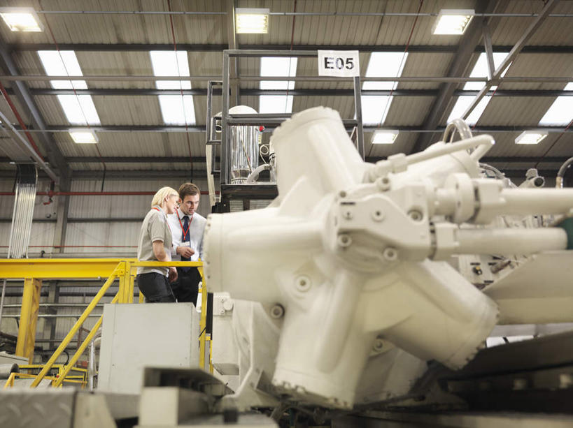 西方人,两个人,伙伴,朋友,工厂,站,横图,室内,白天,仰视,工作服,制服,友谊,合作,团队,机器,照明,欧洲,欧洲人,握,灯光,拿,拿着,注视,顶灯,灯,灯具,观察,看,站着,机械,战略,握着,观看,照亮,察看,照明设备,关注,联合,合谋,工作制服,配合,协作,男人,男性,女人,女性,中年男性,中年女性,白种人,站立,彩图,低角度拍摄,全身,工作套服,工地,制造厂