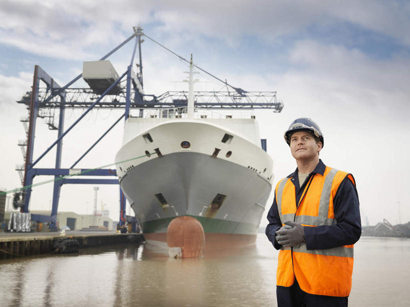 西方人,一个人,码头,站,横图,室外,白天,仰视,工作服,制服,技术,海浪,海洋,港口,建筑,船,帽子,欧洲,欧洲人,仅一个男性,仅一个人,仅一个中年男性,握,阴影,光线,头盔,影子,浪花,云,云朵,云彩,扭头,注视,设备,施工,蓝色,白云,蓝天,天空,阳光,海水,安全帽,交通工具,天,观察,看,站着,转头,机械,起重机,握着,晴朗,观看,工程,察看,关注,载具,货船,海景,一顶,工作制服,男人,男性,中年男性,白种人,大海,风浪,海,海水的波动,近岸浪,涌浪,晴空,站立,半身,彩图,低角度拍摄,工作套服,摆渡口,埠头,渡口,渡头,港湾,海港,货运码头,口岸,商港,商船,安全服,反光背心,反光服,反光衣