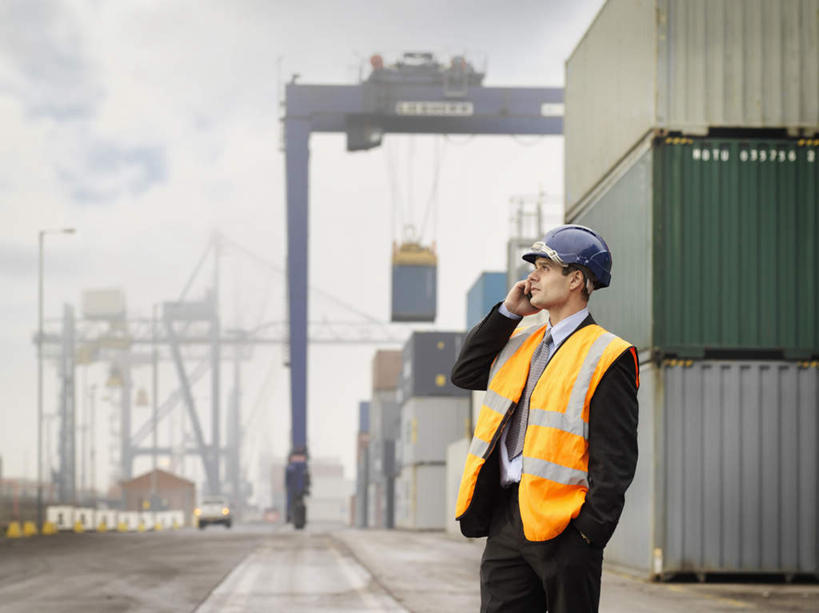 西方人,一个人,码头,站,打电话,横图,室外,白天,正面,工作服,制服,港口,电话,帽子,手机,欧洲,欧洲人,仅一个男性,仅一个人,仅一个中年男性,一排,许多,握,阴影,朦胧,模糊,整齐,光线,头盔,影子,云,云朵,集装箱,很多,拿,云彩,拿着,注视,通讯设备,货柜,排列,一个,蓝色,白云,蓝天,天空,阳光,安全帽,箱子,天,观察,看,站着,握着,运输,晴朗,单个,观看,堆,察看,队列,关注,手插袋,单手插袋,物流,单手抄兜,单手放兜,一顶,工作制服,交流,男人,男性,中年男性,白种人,晴空,插兜,沟通,手插兜,手放口袋,抬头,通话,仰头,站立,半身,彩图,工作套服,摆渡口,埠头,渡口,渡头,港湾,海港,货运码头,口岸,商港,安全服,反光背心,反光服,反光衣,手抄兜