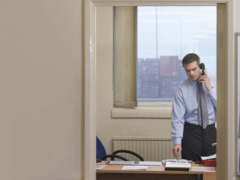 西方人,一个人,商务人士,商务男性,办公室,站,打电话,横图,室内,白天,正面,衬衫,窗户,家具,门,桌子,电话,椅子,欧洲,欧洲人,仅一个男性,仅一个人,仅一个中年男性,握,套装,材料,档案,文件,办公桌,墙,拿,拿着,注视,通讯设备,玻璃窗,墙壁,墙面,一个,话筒,会议椅,资料,门框,低头,观察,看,站着,电话线,握着,单个,观看,办公椅,察看,固定电话,关注,文档,商务装,工薪阶层,办公家具,商务椅,培训椅,垂头,交流,男人,男性,中年男性,白种人,白领,上班族,电话机,沟通,通话,站立,半身,彩图,衬衣