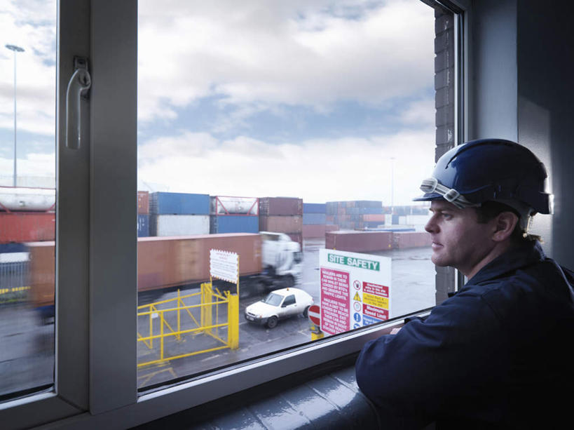 西方人,一个人,栏杆,码头,站,横图,俯视,室内,白天,工作服,制服,窗户,港口,汽车,帽子,欧洲,欧洲人,仅一个男性,仅一个人,仅一个中年男性,阴影,光线,头盔,影子,云,云朵,围栏,云彩,注视,护栏,玻璃窗,车,蓝色,白云,蓝天,天空,阳光,安全帽,交通工具,轿车,天,观察,看,站着,搭,晴朗,观看,察看,搭着,关注,载具,一顶,工作制服,男人,男性,中年男性,白种人,晴空,站立,半身,彩图,高角度拍摄,工作套服,摆渡口,埠头,渡口,渡头,港湾,海港,货运码头,口岸,商港