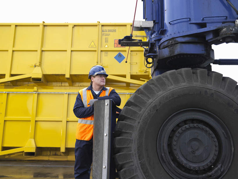 西方人,一个人,码头,站,横图,室外,白天,正面,工作服,制服,港口,卡车,帽子,欧洲,欧洲人,仅一个男性,仅一个人,仅一个中年男性,阴影,光线,头盔,影子,云,云朵,集装箱,云彩,扭头,注视,蓝色,白云,蓝天,天空,阳光,安全帽,天,观察,看,站着,转头,搭,集装箱车,晴朗,观看,货车,察看,搭着,关注,货运车,一顶,工作制服,男人,男性,中年男性,白种人,晴空,载重汽车,站立,半身,彩图,工作套服,摆渡口,埠头,渡口,渡头,港湾,海港,货运码头,口岸,商港,安全服,反光背心,反光服,反光衣
