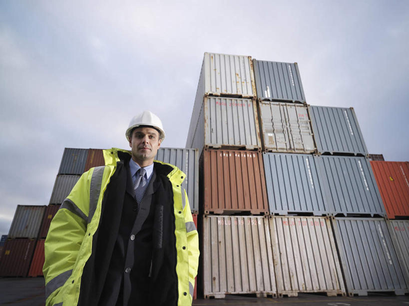 西方人,一个人,码头,站,横图,室外,白天,仰视,工作服,制服,港口,帽子,欧洲,欧洲人,仅一个男性,仅一个人,仅一个中年男性,一排,许多,阴影,整齐,光线,头盔,影子,云,云朵,集装箱,很多,云彩,注视,货柜,排列,蓝色,白云,蓝天,天空,阳光,安全帽,箱子,天,低头,观察,看,站着,运输,晴朗,观看,堆,察看,双手插袋,队列,关注,手插袋,物流,双手抄兜,双手放兜,一顶,垂头,工作制服,男人,男性,中年男性,白种人,晴空,插兜,两手抄兜,两手放兜,手插兜,手放口袋,站立,半身,彩图,低角度拍摄,工作套服,摆渡口,埠头,渡口,渡头,港湾,海港,货运码头,口岸,商港,安全服,反光背心,反光服,反光衣,手抄兜