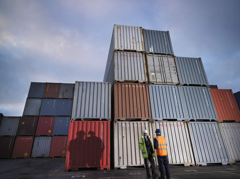 西方人,两个人,伙伴,朋友,码头,站,说,横图,室外,白天,仰视,工作服,制服,讨论,友谊,合作,团队,港口,帽子,欧洲,欧洲人,两顶,一排,许多,阴影,整齐,光线,头盔,影子,云,云朵,集装箱,很多,云彩,注视,货柜,排列,蓝色,白云,蓝天,天空,阳光,安全帽,箱子,天,观察,看,站着,战略,运输,晴朗,观看,堆,察看,双手插袋,队列,关注,手插袋,物流,双手抄兜,双手放兜,联合,合谋,工作制服,交流,配合,协作,男人,男性,中年男性,白种人,晴空,插兜,沟通,讲话,交谈,两手抄兜,两手放兜,商讨,手插兜,手放口袋,说话,谈话,站立,彩图,低角度拍摄,全身,工作套服,摆渡口,埠头,渡口,渡头,港湾,海港,货运码头,口岸,商港,安全服,反光背心,反光服,反光衣,手抄兜