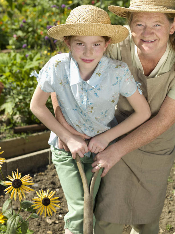 西方人,儿童,中年人,两个人,家庭,母亲,女儿,农田,站,笑,微笑,竖图,俯视,室外,白天,爱情,幸福,纯洁,庄稼,农作物,草地,草坪,太阳,植物,向日葵,帽子,欧洲,欧洲人,两顶,一把,握,阴影,服装,盛开,光线,草帽,铲子,影子,拿,花蕾,拿着,注视,休闲装,踩,草,花,花瓣,花朵,鲜花,树,树木,小孩,衣服,绿色,阳光,自然,花苞,花蕊,踩着,观察,看,靠,靠着,站着,休闲,温暖,温馨,母女,一家人,休闲服,可爱,母爱,童年,童趣,握着,服饰,生长,成长,观看,和睦,察看,关注,光辉,童真,烂漫,无邪,沉默,忠诚,勇敢,投缘,爱慕,高傲,天真,朝阳花,葵花,望日莲,向阳花,转日莲,女孩,女人,女性,中年女性,白种人,孩子,抬头,仰头,站立,半身,彩图,高角度拍摄,耕地,庄稼田,融洽,女生