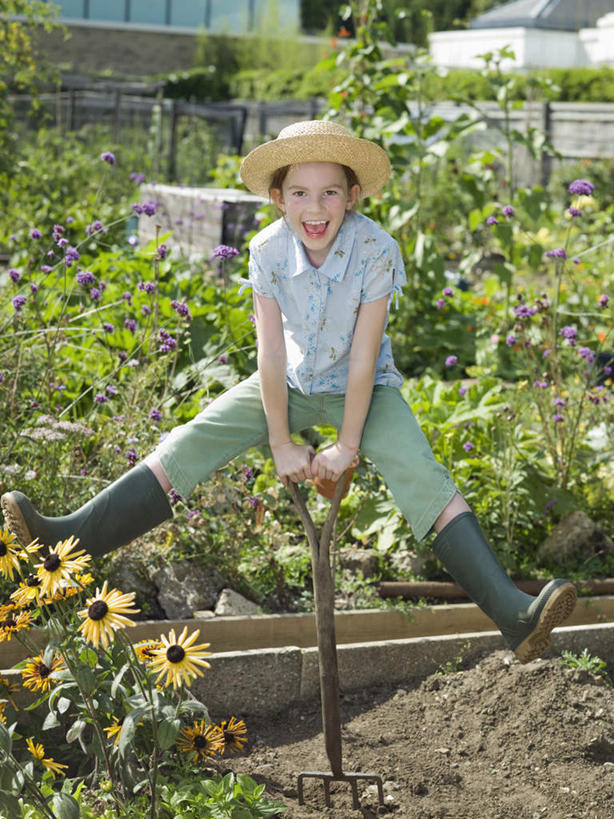 西方人,儿童,一个人,农田,站,笑,微笑,露齿笑,竖图,室外,白天,正面,爱情,幸福,纯洁,庄稼,农作物,草地,草坪,太阳,植物,向日葵,帽子,欧洲,欧洲人,仅一个女性,仅一个人,一把,撑,握,阴影,服装,盛开,光线,草帽,铲子,影子,拿,花蕾,拿着,注视,休闲装,草,花,花瓣,花朵,鲜花,树,树木,小孩,衣服,绿色,阳光,自然,花苞,花蕊,观察,看,站着,仅一个小孩,休闲,休闲服,可爱,童年,童趣,握着,服饰,生长,成长,观看,张开双腿,察看,撑着,关注,光辉,童真,烂漫,无邪,沉默,忠诚,勇敢,一顶,投缘,爱慕,展开双腿,高傲,天真,朝阳花,葵花,望日莲,向阳花,转日莲,女孩,女人,女性,白种人,孩子,站立,彩图,全身,耕地,庄稼田,女生,伸展双腿