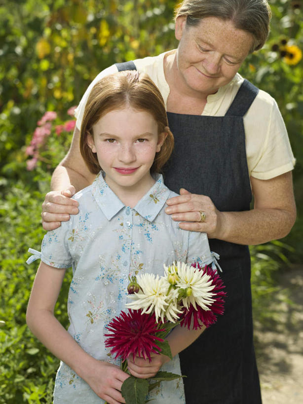 西方人,儿童,中年人,两个人,家庭,母亲,女儿,农田,站,竖图,室外,白天,正面,爱情,纯洁,庄稼,农作物,植物,道路,路,欧洲,欧洲人,握,阴影,服装,盛开,光线,影子,小路,交通,拿,花蕾,拿着,注视,休闲装,花,花瓣,花朵,鲜花,树,树木,小孩,衣服,绿色,阳光,自然,花苞,花蕊,低头,观察,看,靠,靠着,站着,休闲,温暖,温馨,母女,一家人,休闲服,菊花,可爱,母爱,童年,童趣,搭,握着,服饰,生长,成长,观看,吉祥,和睦,察看,搭着,关注,童真,烂漫,无邪,高洁,长寿,怀恋,清净,真情,寿客,秋菊,垂头,天真,女孩,女人,女性,中年女性,白种人,孩子,站立,半身,彩图,耕地,庄稼田,融洽,女生