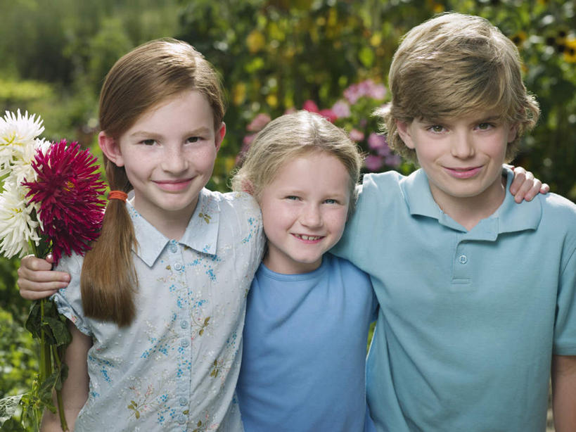 西方人,儿童,三个人,家庭,农田,站,笑,微笑,露齿笑,横图,室外,白天,正面,爱情,纯洁,庄稼,农作物,植物,欧洲,欧洲人,握,阴影,服装,朦胧,模糊,盛开,光线,影子,拿,花蕾,拿着,注视,休闲装,花,花瓣,花朵,鲜花,树,树木,小孩,衣服,绿色,阳光,自然,花苞,花蕊,观察,看,靠,靠着,站着,休闲,温暖,温馨,一家人,休闲服,菊花,可爱,童年,童趣,搭,握着,服饰,生长,成长,观看,吉祥,和睦,察看,搭着,关注,童真,烂漫,无邪,高洁,长寿,怀恋,清净,真情,寿客,秋菊,天真,男孩,男人,男性,女孩,女人,女性,白种人,站立,半身,彩图,耕地,庄稼田,融洽,男生,女生