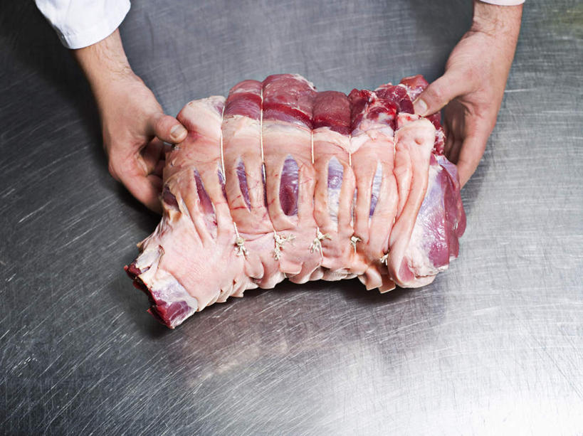 西方人,手,一个人,厨师,站,横图,俯视,室内,特写,白天,工作服,制服,桌面,桌子,欧洲,欧洲人,双手,仅一个男性,仅一个人,仅一个中年男性,一块,握,木制,肉,拿,拿着,猪肉,肉类,白色,木制品,站着,手部,握着,肉食,豚肉,工作制服,男人,男性,中年男性,白种人,厨师长,厨子,大厨,主厨,站立,半身,彩图,高角度拍摄,工作套服