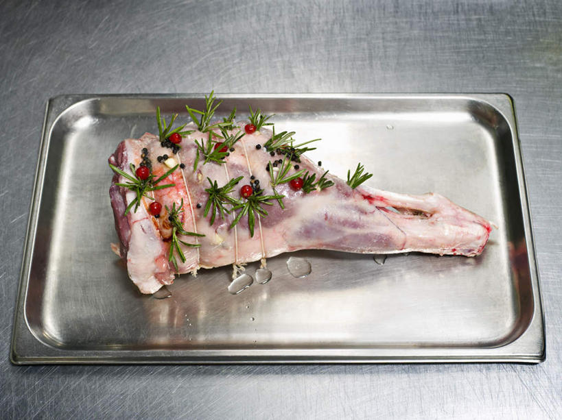 无人,横图,俯视,室内,特写,白天,桌面,桌子,餐具,一块,木制,碟子,盘,肉,肉类,一个,盘子,木制品,绳子,碟,摄影,影棚,单个,绳索,肉食,彩图,高角度拍摄,影棚拍摄,拍摄