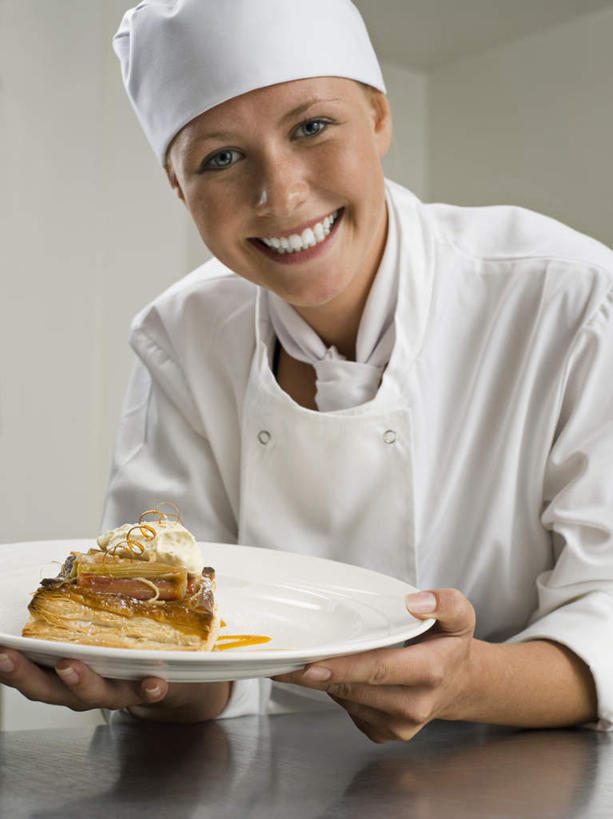 点心,西方人,一个人,厨师,站,捧,笑,微笑,露齿笑,竖图,室内,白天,正面,工作服,制服,厨房,桌面,桌子,浆果,蓝莓,餐具,帽子,水果,欧洲,欧洲人,仅一个女性,仅一个人,弯腰,握,新鲜,木制,碟子,盘,墙,生食,食品,甜点,甜品,果实,拿,拿着,注视,墙壁,墙面,食物,糕点,白色,盘子,木制品,碟,甜食,观察,看,站着,仅一个中年女性,握着,有机食品,绿色食品,观看,察看,关注,厨师帽,弯身,一顶,工作制服,女人,女性,中年女性,白种人,厨师长,厨子,大厨,主厨,山都柿,蓝浆果,蓝靛果,端,端着,捧着,手捧,站立,半身,彩图,工作套服,灶间