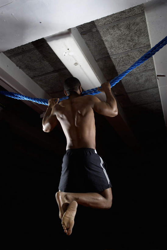 西方人,一个人,举,竖图,室内,白天,仰视,运动服,天花板,欧洲,欧洲人,仅一个男性,仅一个人,仅一个中年男性,一根,吊挂,握,悬挂,服装,挂,拿,拿着,衣服,蓝色,绳子,托,抬脚,握着,服饰,绳索,衣着,穿着,衣饰,男人,男性,中年男性,白种人,举起,举手,举着,向上举,向上伸,向上托,彩图,低角度拍摄,全身,运动装