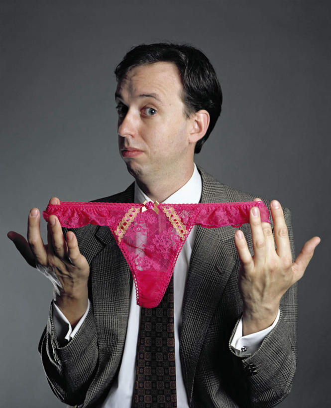 西方人,一个人,站,竖图,室内,白天,正面,衬衫,西装,欧洲,欧洲人,仅一个男性,仅一个人,仅一个中年男性,一条,握,灰色背景,内裤,套装,正装,领带,拿,拿着,扭头,注视,职业装,观察,看,站着,转头,握着,摄影,影棚,观看,察看,关注,男人,男性,中年男性,白种人,站立,半身,彩图,影棚拍摄,衬衣,拍摄