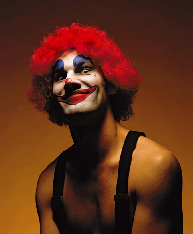 西方人,脸,头,脸颊,头发,一个人,小丑,站,笑,微笑,竖图,室内,特写,白天,正面,抽象,工作服,制服,绘画,欧洲,欧洲人,仅一个男性,仅一个人,仅一个中年男性,艺术,彩绘,图案,艺术品,古典,注视,文化,肩膀,红色,黑色,工艺品,观察,看,品味,站着,概念,摄影,影棚,褐色背景,观看,美术,察看,高雅,关注,美学,工作制服,图文,男人,男性,中年男性,白种人,头部,卷发,脸部,脸蛋,面部,丑角,抬头,仰头,站立,半身,彩图,影棚拍摄,工作套服,拍摄,涂鸦,短发