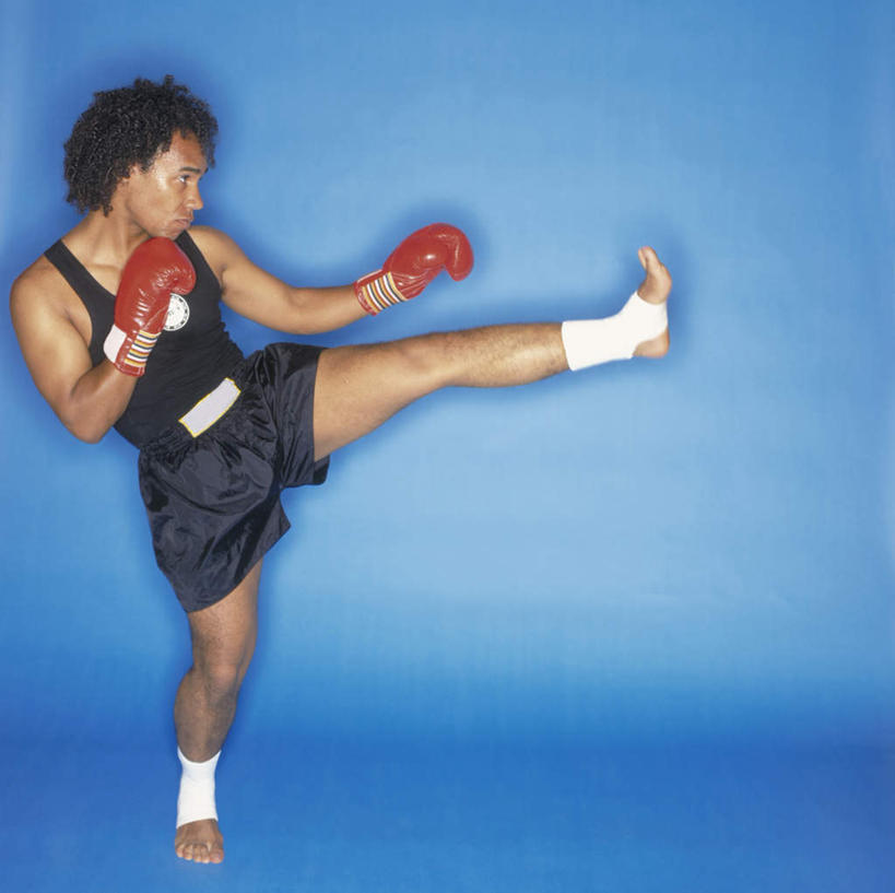 西方人,一个人,运动员,站,横图,室内,白天,正面,运动服,安全,欧洲,欧洲人,仅一个男性,仅一个人,蓝色背景,服装,防护,拳击手套,扭头,运动器械,仅一个年轻男性,衣服,手套,站着,转头,健身器械,抬脚,摄影,服饰,影棚,保护,衣着,穿着,保险,健身器材,保全,周全,安稳,安定,防护手套,衣饰,平安,男人,男性,年轻男性,白种人,体育运动员,运动选手,站立,彩图,全身,影棚拍摄,拍摄,运动器材,运动装