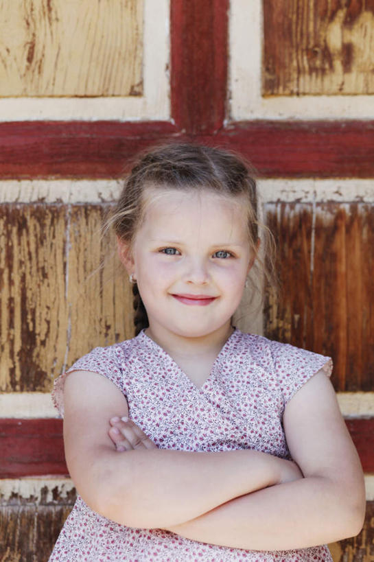 西方人,儿童,一个人,站,笑,双手交叉,微笑,竖图,室内,白天,正面,纯洁,欧洲,欧洲人,仅一个女性,仅一个人,服装,墙,注视,休闲装,墙壁,墙面,小孩,衣服,观察,看,站着,仅一个小孩,休闲,休闲服,可爱,童年,童趣,服饰,观看,察看,双手抱胸,关注,童真,烂漫,无邪,天真,女孩,女人,女性,白种人,孩子,站立,半身,彩图,女生