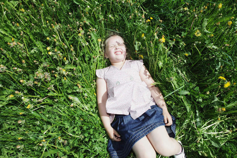 西方人,儿童,一个人,躺,笑,微笑,露齿笑,横图,俯视,室外,白天,纯洁,草地,草坪,植物,欧洲,欧洲人,仅一个女性,仅一个人,阴影,服装,光线,影子,注视,休闲装,草,树,树木,小孩,衣服,绿色,阳光,自然,观察,看,仅一个小孩,休闲,休闲服,可爱,童年,童趣,服饰,生长,成长,观看,察看,关注,童真,烂漫,无邪,卧着,天真,女孩,女人,女性,白种人,孩子,躺着,卧,半身,彩图,高角度拍摄,女生