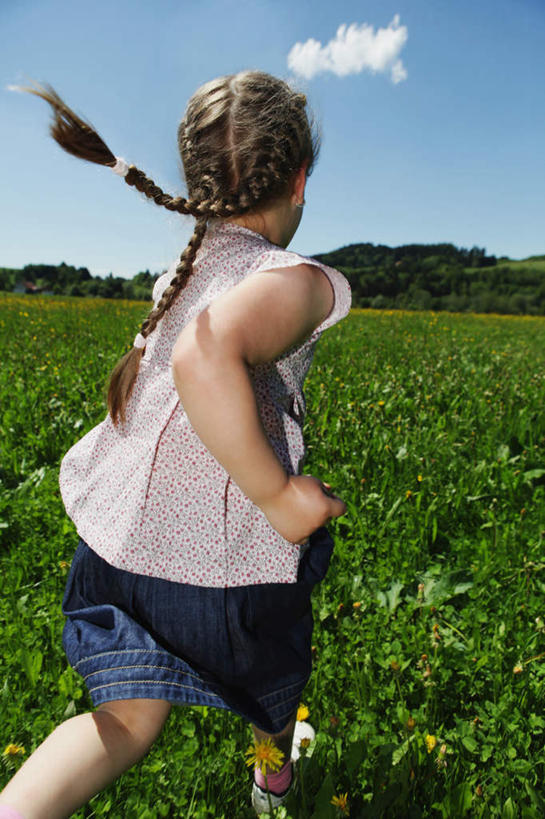 西方人,儿童,一个人,跑,竖图,室外,白天,锻炼,纯洁,运动,草地,草坪,山,山脉,植物,欧洲,欧洲人,仅一个女性,仅一个人,阴影,服装,光线,影子,山峰,云,云朵,山峦,云彩,休闲装,草,树,树木,小孩,背面,衣服,蓝色,绿色,白云,蓝天,天空,阳光,自然,群山,天,仅一个小孩,休闲,休闲服,可爱,童年,童趣,服饰,生长,晴朗,成长,童真,烂漫,无邪,体育,天真,女孩,女人,女性,白种人,孩子,晴空,跑步,半身,彩图,健身,女生