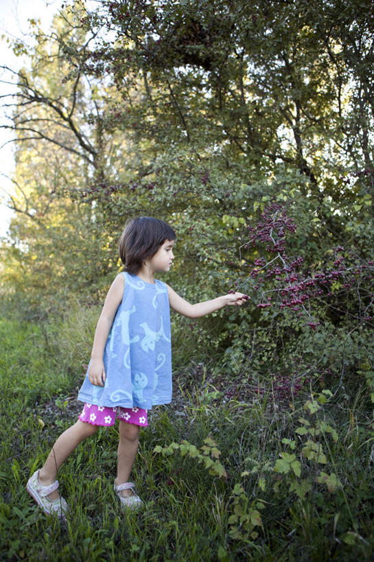 西方人,儿童,一个人,站,竖图,室外,白天,正面,纯洁,草地,草坪,植物,欧洲,欧洲人,仅一个女性,仅一个人,握,服装,拿,拿着,扭头,注视,休闲装,草,树,树木,小孩,衣服,绿色,自然,观察,看,站着,转头,仅一个小孩,休闲,休闲服,可爱,童年,童趣,握着,服饰,生长,成长,观看,察看,关注,童真,烂漫,无邪,天真,女孩,女人,女性,白种人,孩子,站立,彩图,全身,女生