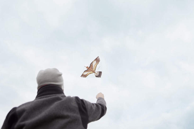 西方人,头,手,一个人,站,举,横图,室外,特写,白天,仰视,帽子,欧洲,欧洲人,仅一个男性,仅一个人,仅一个中年男性,阴影,服装,光线,影子,云,云朵,云彩,休闲装,肩膀,一个,衣服,蓝色,白云,蓝天,天空,阳光,风筝,天,托,站着,休闲,手部,休闲服,放风筝,服饰,晴朗,单个,单手,纸鸢,放鹞子,鹞,鹞子,鸢,木鸢,一顶,编织帽,男人,男性,中年男性,白种人,头部,晴空,举起,举手,举着,向上举,向上伸,向上托,站立,半身,彩图,低角度拍摄