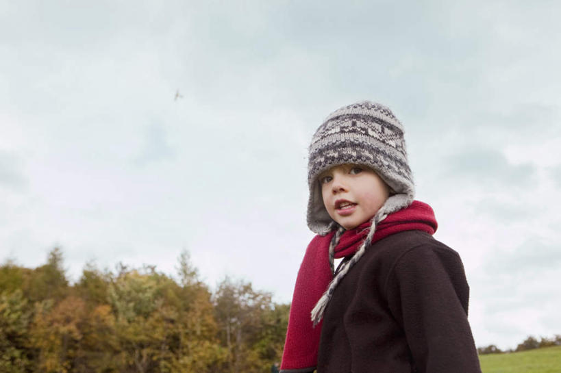 西方人,儿童,一个人,站,笑,微笑,露齿笑,横图,室外,白天,仰视,纯洁,草地,草坪,植物,帽子,欧洲,欧洲人,仅一个男性,仅一个人,一条,阴影,服装,装饰,光线,影子,云,云朵,云彩,扭头,注视,休闲装,草,树,树木,小孩,衣服,红色,蓝色,绿色,黑色,白云,蓝天,天空,阳光,自然,围巾,天,观察,看,站着,转头,仅一个小孩,休闲,温暖,休闲服,可爱,童年,童趣,服饰,生长,晴朗,成长,围脖,观看,保暖,华丽,点缀,察看,御寒,关注,童真,烂漫,无邪,衬托,美观,雅致,雅观,一顶,编织帽,天真,男孩,男人,男性,白种人,孩子,晴空,站立,半身,彩图,低角度拍摄,男生