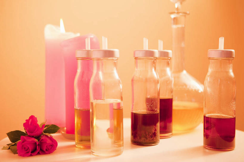 无人,横图,室内,特写,白天,正面,爱情,幸福,纯洁,热情,桌面,桌子,玫瑰,许多,盛开,木制,罐子,墙,玫瑰花,很多,浪漫,花蕾,墙壁,墙面,玻璃制品,花,花瓣,花朵,鲜花,玻璃瓶,精油,木制品,瓶子,花苞,花蕊,温暖,温馨,恩爱,和睦,感动,尊敬,芳香植物,芳香油,挥发油,香精油,天真,刺玫花,徘徊花,彩图,融洽