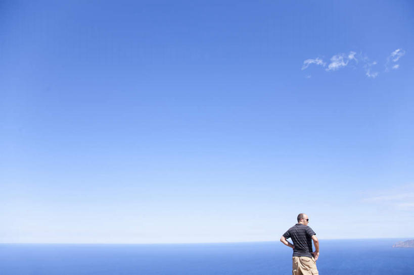 西方人,一个人,站,横图,室外,白天,海浪,海洋,欧洲,欧洲人,仅一个男性,仅一个人,仅一个中年男性,服装,浪花,水平线,云,云朵,辽阔,海平线,云彩,注视,休闲装,手叉腰,背面,衣服,蓝色,白云,蓝天,天空,海水,天,叉腰,观察,看,站着,休闲,广阔,休闲服,服饰,晴朗,观看,一望无际,察看,关注,海景,无边无际,一马平川,男人,男性,中年男性,白种人,大海,风浪,海,海水的波动,近岸浪,涌浪,晴空,站立,彩图,全身,水天相接,水天一线