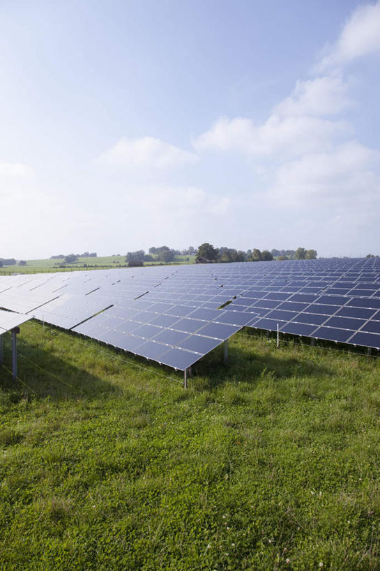 无人,竖图,室外,白天,正面,旅游,度假,太阳能,草地,草坪,美景,植物,德国,欧洲,一排,许多,环保,整齐,景观,云,云朵,很多,云彩,娱乐,草,排列,蓝色,绿色,白云,蓝天,天空,自然,天,享受,休闲,景色,放松,能源,晴朗,存储,回收,资源,西欧,储存,队列,自然风光,利用,低碳,循环,德意志联邦共和国,巴伐利亚,巴伐利亚州,拜恩州,拜恩自由州,持续,太阳能电池板,晴空,彩图