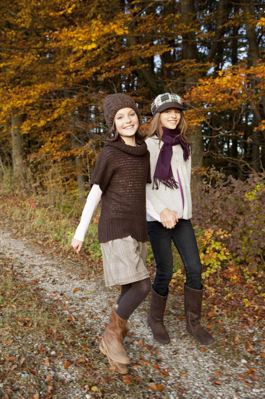 西方人,儿童,两个人,伙伴,朋友,站,握手,笑,微笑,竖图,室外,白天,正面,友谊,纯洁,道路,路,帽子,叶子,欧洲,欧洲人,牵,服装,装饰,小路,枫叶,枯叶,落叶,交通,注视,休闲装,小孩,衣服,黄色,红色,围巾,观察,看,站着,休闲,温暖,休闲服,可爱,童年,童趣,服饰,乡间小路,围脖,观看,牵着,枫树叶,保暖,华丽,点缀,察看,御寒,关注,童真,烂漫,无邪,衬托,美观,雅致,雅观,棉帽,天真,友情,女孩,女人,女性,白种人,叶,叶片,搀手,拉手,手拉手,手握手,站立,半身,彩图,女生