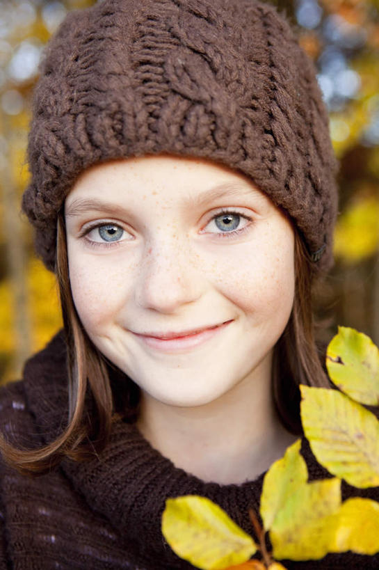 西方人,儿童,脸,头,脸颊,一个人,笑,微笑,竖图,室外,特写,白天,正面,毛衣,纯洁,帽子,叶子,欧洲,欧洲人,仅一个女性,仅一个人,握,枯叶,落叶,拿,拿着,注视,小孩,观察,看,仅一个小孩,可爱,童年,童趣,握着,观看,察看,关注,线衫,童真,烂漫,无邪,棉帽,天真,女孩,女人,女性,白种人,孩子,头部,脸部,脸蛋,面部,叶,叶片,半身,彩图,绒衣,套衫,套头毛衣,线衣,女生